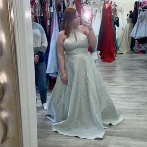 Beautiful Elizabeth Michael’s aqua Prom gown